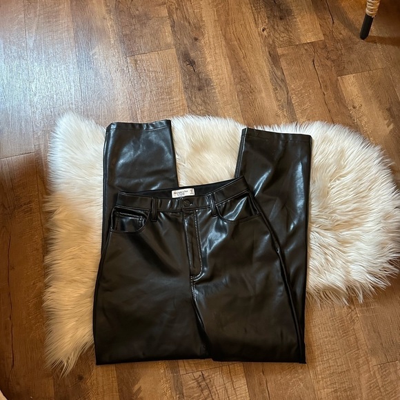 ABERCROMBIE & FITCH Curve Love Vegan Leather 90s Straight Leg Pant - Picture 5 of 8